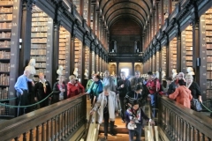 014.DSC_1525.La sala principal, conocida como Long Room (Habitación Larga), tiene 65 metros de largo y contiene más de 200.000 de los libros más antiguos de la biblioteca